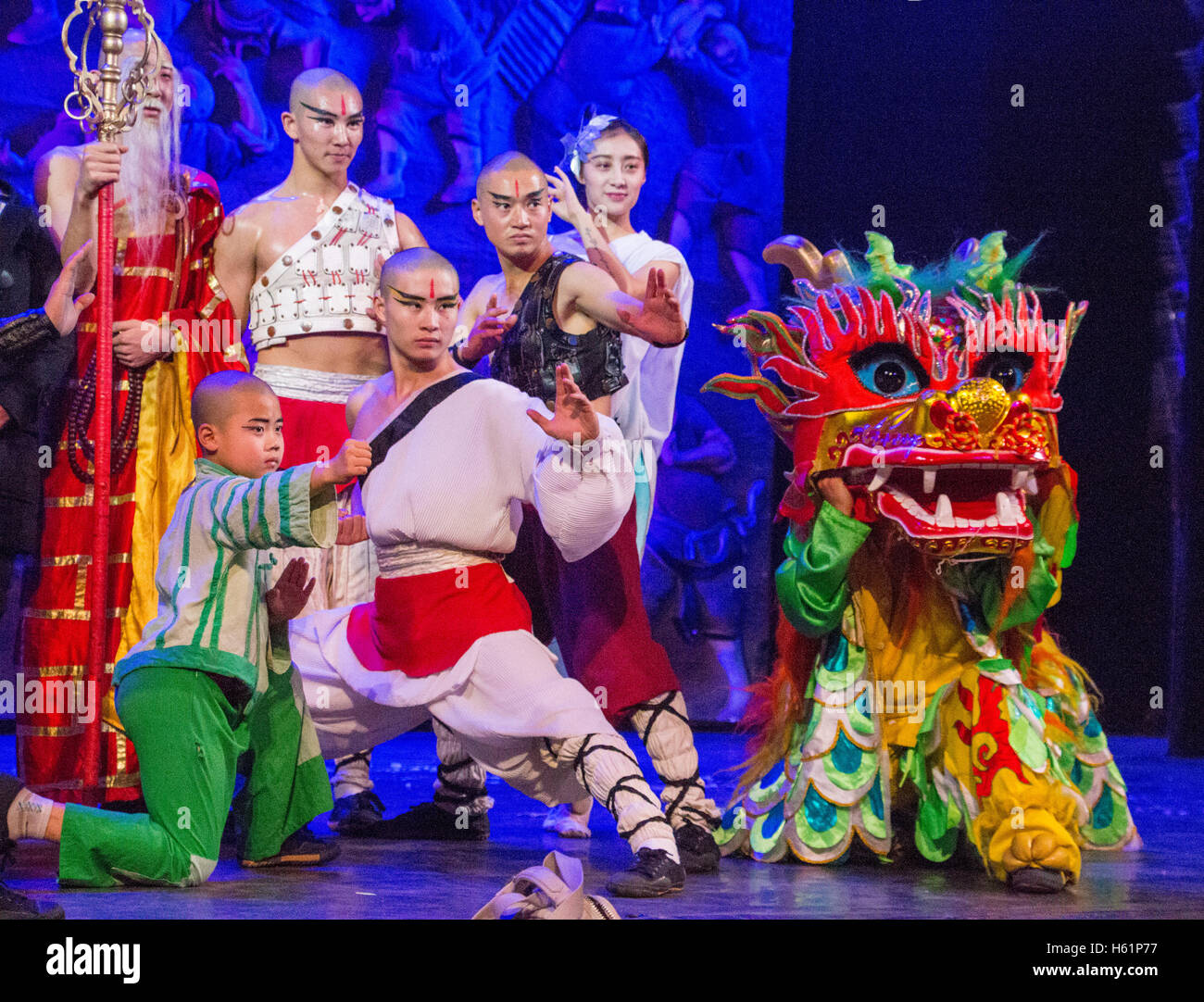 gruppe Embankment Udover The legend of Kung Fu, performance at Red Theatre Beijing. Wonderful story  on Stage. In China Stock Photo - Alamy
