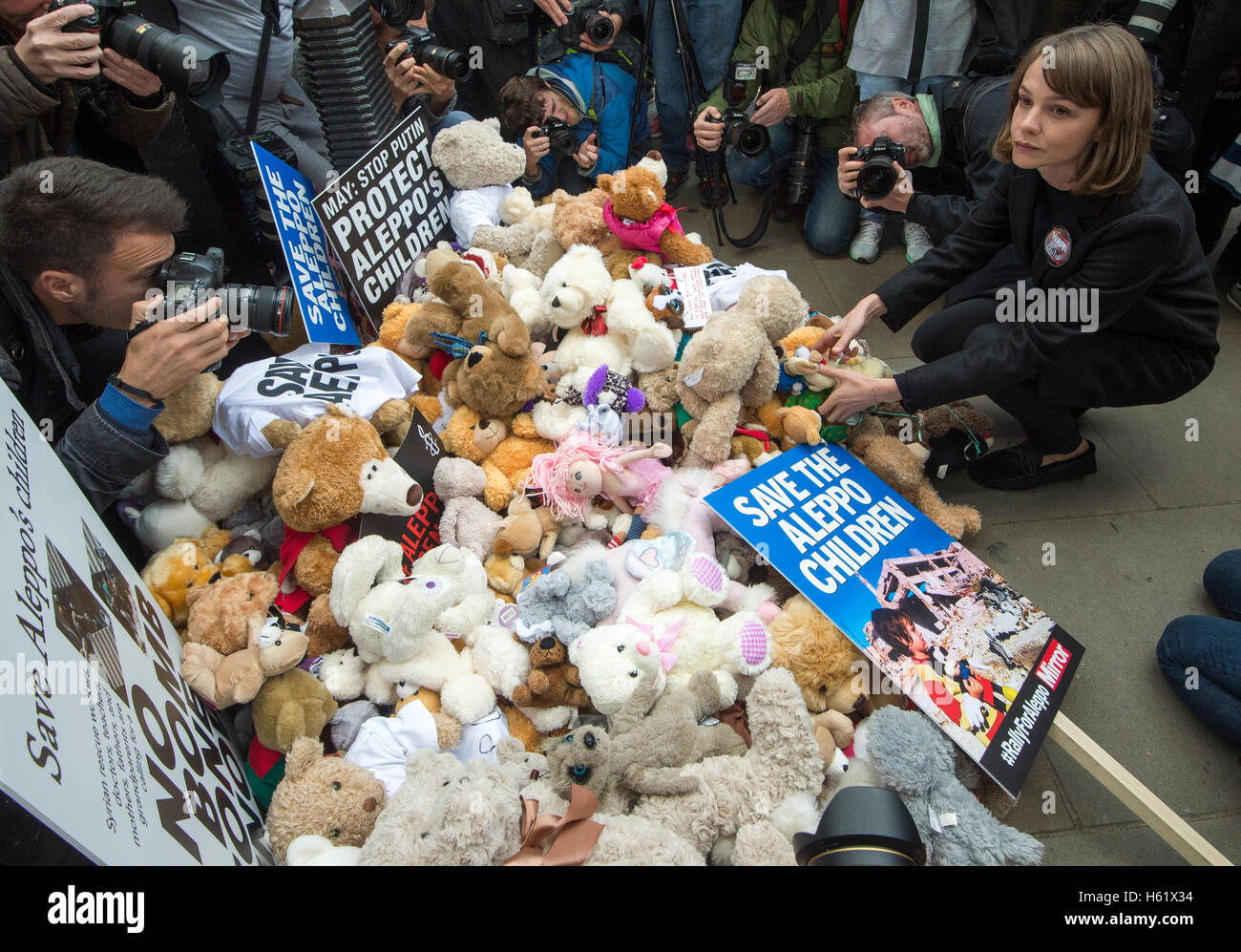 Downing Street/Whitehall.Actress Carey Mulligan places a teddy bear in Whitehall the gates to No10 Stock Photo