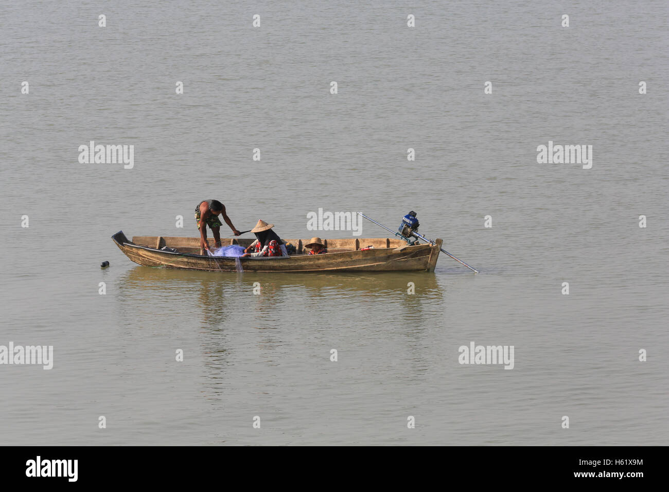 The family fishing on the boat Stock Photo - Alamy