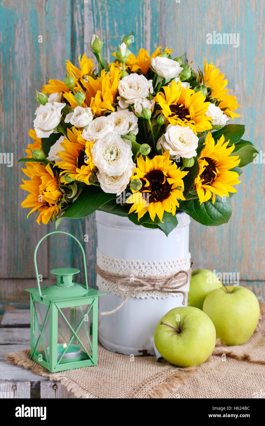 Bouquet of white roses and sunflowers. Home decoration Stock Photo - Alamy, image size:866x1390