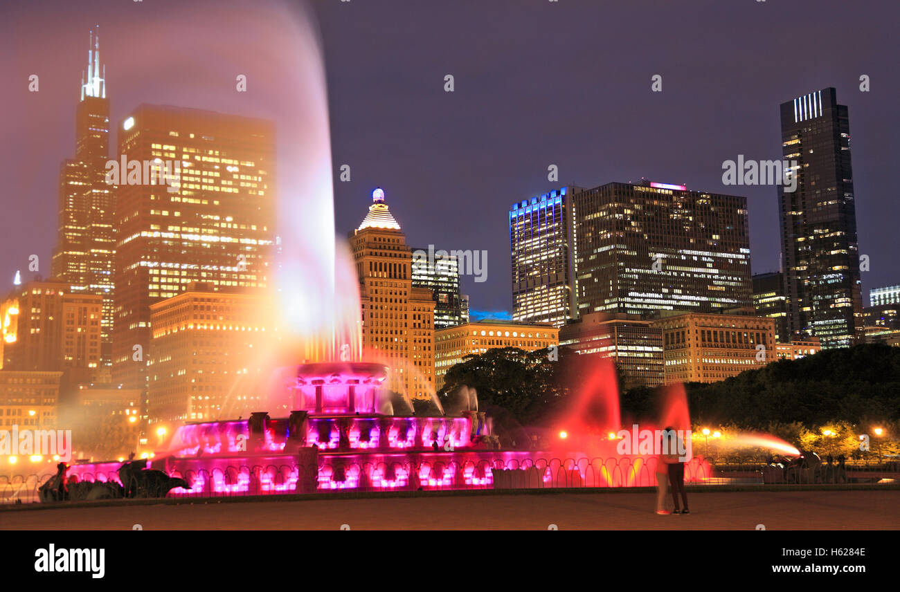 Chicago skyline and Buckingham Fountain at night Stock Photo