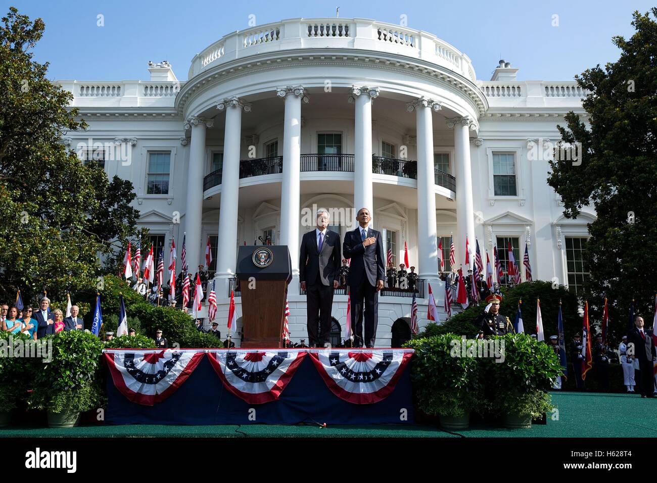 U.S. President Barack Obama and Singaporean Prime Minister Lee Hsien Loong stand during the U.S. National Anthem during the State Arrival ceremony on the White House South Lawn August 2, 2016 in Washington, DC. Stock Photo
