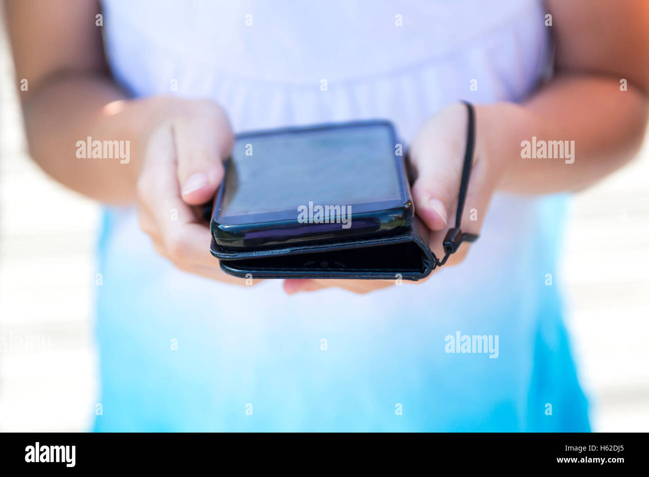 Girls hands holding mobile phone hi-res stock photography and images ...