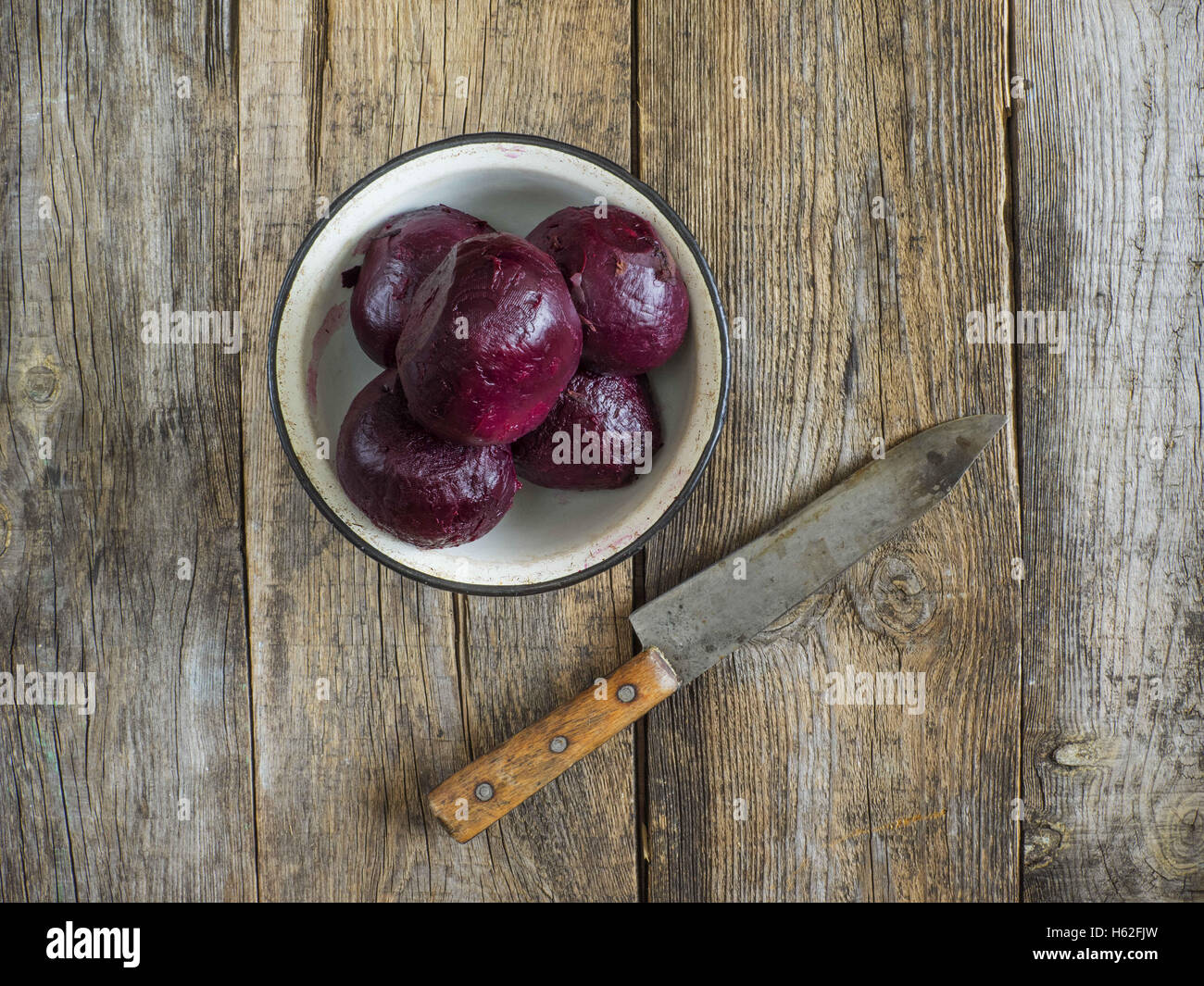 October 23, 2016 - boiled beets in enameled metal bowl on an old weathered wooden table © Igor Golovniov/ZUMA Wire/Alamy Live News Stock Photo