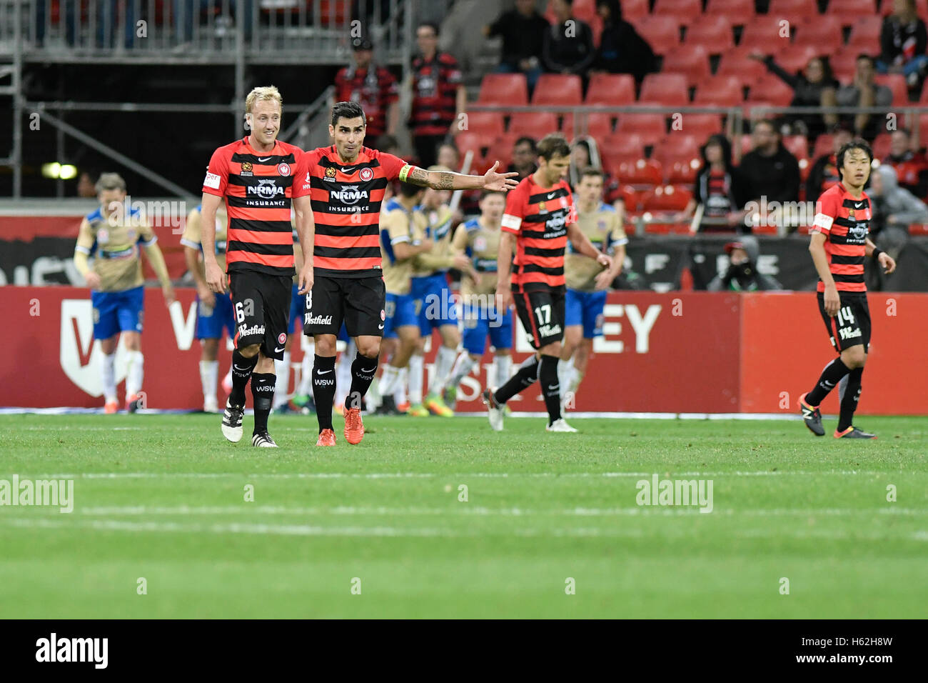 Spotless Stadium, Sydney, Australia. 23rd Oct, 2016. Hyundai A-League Football. Western Sydney Wanderers versus Newcastle Jets. Wanderers captain Dimas remonstrates with his team as they concede an 88th minute equaliser as Hoole scored a 30 yard free kick. The game ended in a 2-2 draw. Credit:  Action Plus Sports/Alamy Live News Stock Photo