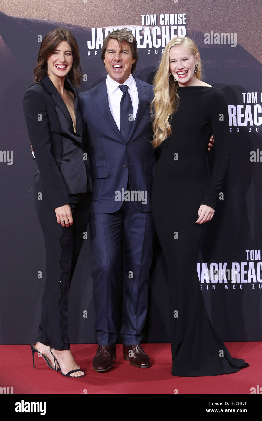 Cobie Smulders, Tom Cruise and Danika Yarosh attend the 'Jack Reacher:  Never Go Back' premiere at CineStar Sony Center on October 21.10.2016 in  Berlin, Germany. | Verwendung weltweit/picture alliance Stock Photo - Alamy