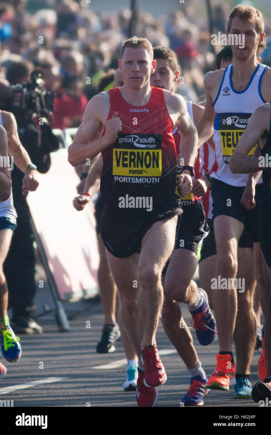 Portsmouth, UK. 23rd October, 2016.  Great Britain's ANDY VERNON running in the Great South Run. Thousands of runners are taking part in the 2016 Great South Run in the waterfront city of Portsmouth today, 23rd October 2016. The 10 mile road running event is hailed as the world's greatest 10-mile race by event organisers, and is a fast and flat course that starts and finishes in Southsea. Photo credit: Rob Arnold/Alamy Live News Stock Photo