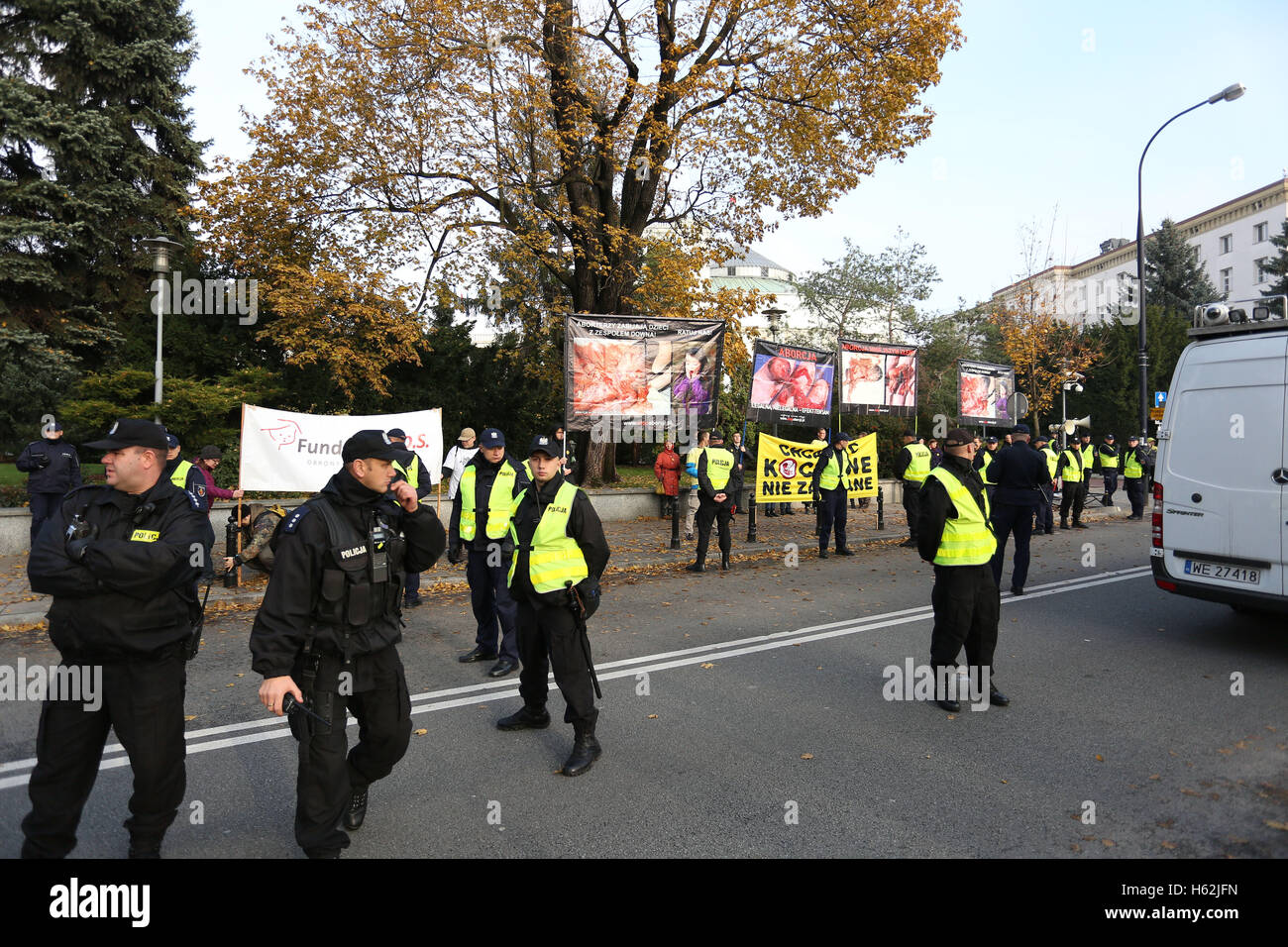 Poland, Warsaw, 23rd October 2016: Women held protest against Polish abortion laws with umbrellas at the parliament (Sejm) who are part of the ´black protest´movement. Credit: Madeleine Ratz/Alamy Live News Stock Photo