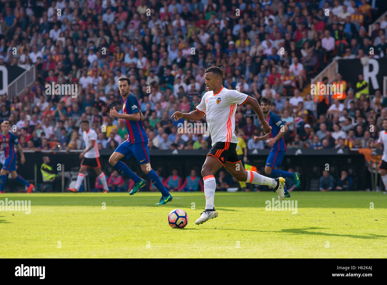 Valencia, Spain. 22nd October, 2016. Nani plays at the La Liga match between Valencia CF and FC Barcelona at Mestalla on October 22, 2016 in Valencia, Spain. Credit:  Christian Bertrand/Alamy Live News Stock Photo