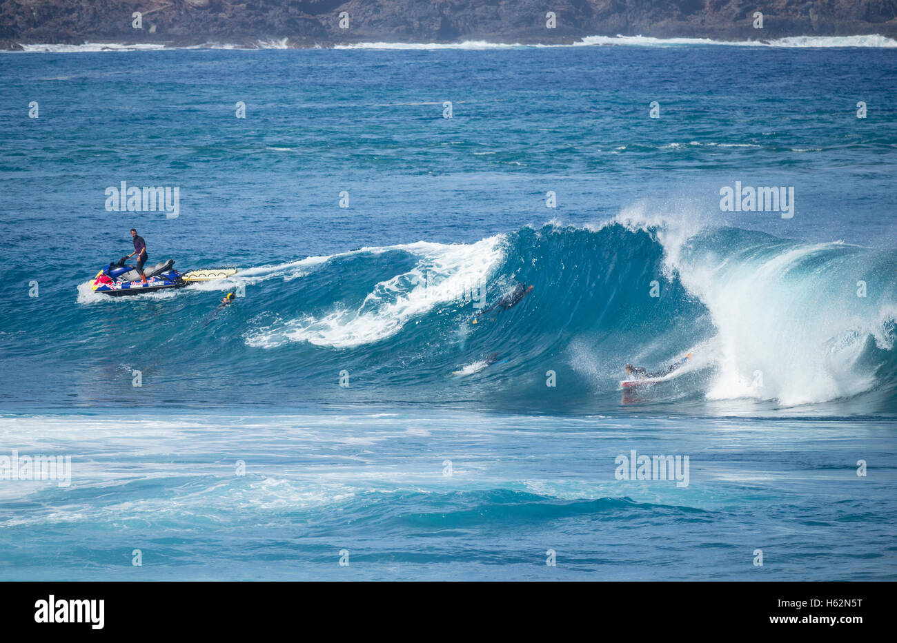 El Fronton, Gran Canaria, Canary Islands, Spain. 22nd Oct, 2016. Competitors riding huge waves at the last event of the APB World Bodyboarding 2016 world tour at El Fronton on the wild north coast of Gran Canaria. Credit:  Alan Dawson News/Alamy Live News Stock Photo