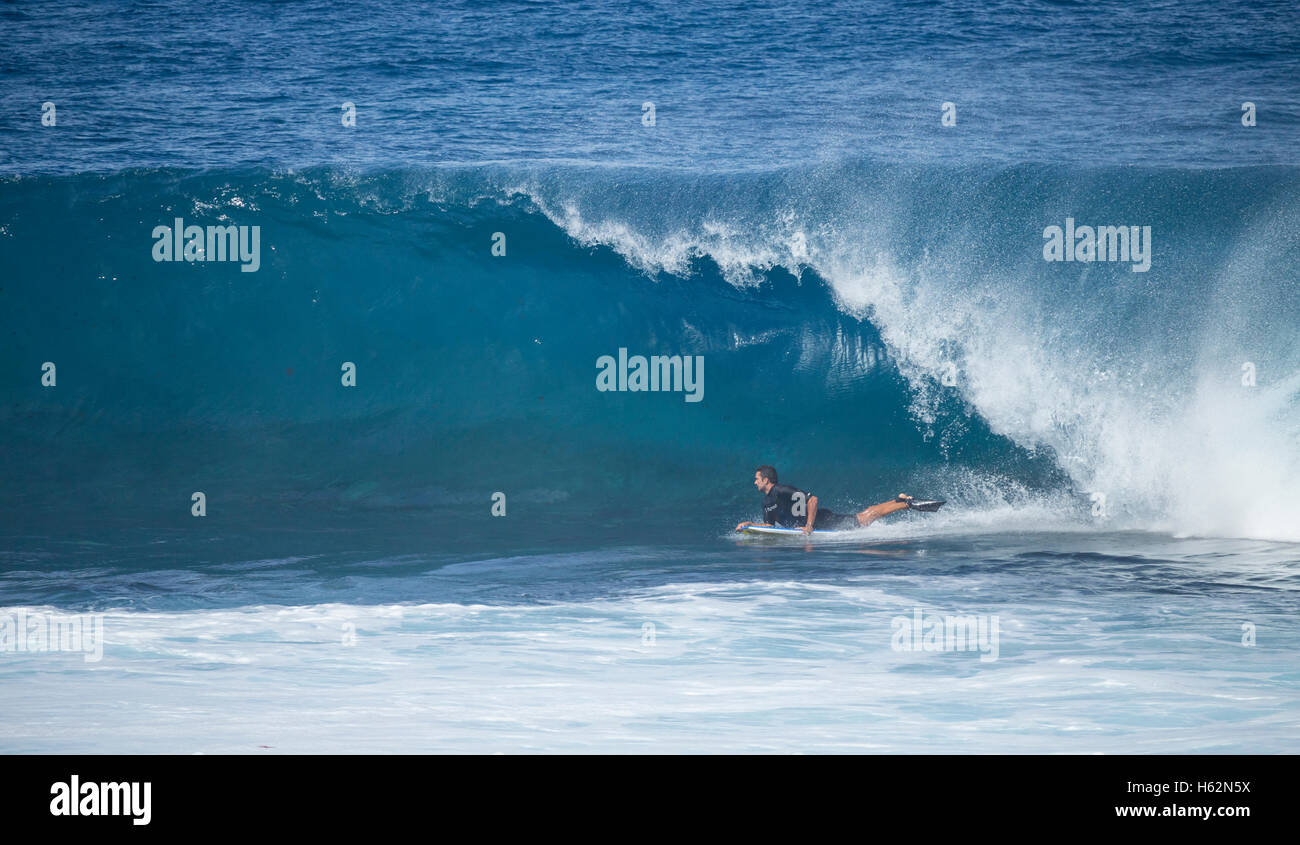 El Fronton, Gran Canaria, Canary Islands, Spain. 22nd Oct, 2016. Competitors riding huge waves at the last event of the APB World Bodyboarding 2016 world tour at El Fronton on the wild north coast of Gran Canaria. Credit:  Alan Dawson News/Alamy Live News Stock Photo