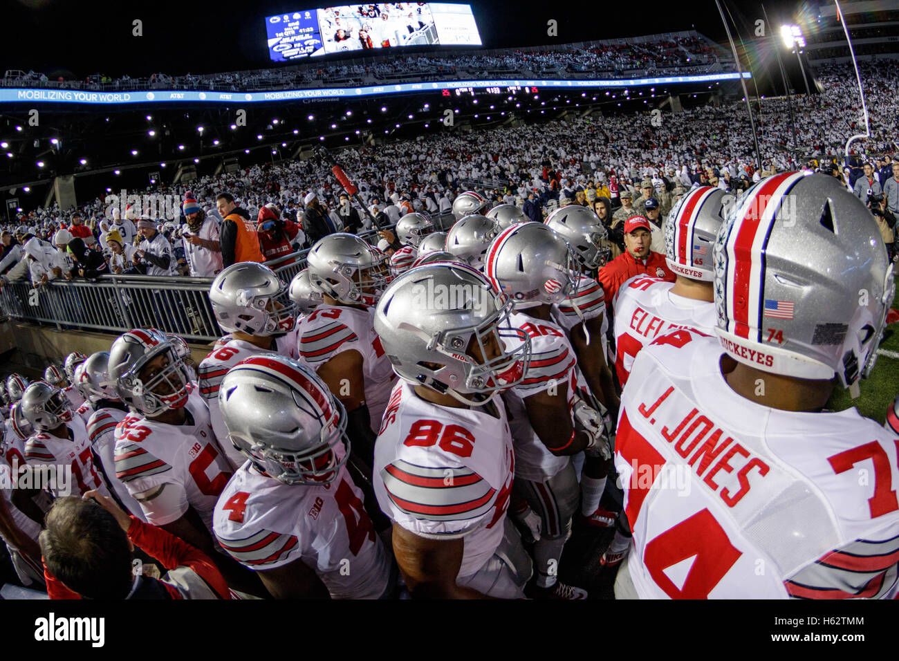 University Park, Pennsylvania, USA. 21st Oct, 2016. October 22nd, 2016: The Ohio State Buckeye team prepares to take the field during NCAA football game action between the Ohio State Buckeyes and the Penn State Nittany Lions at Beaver Stadium, University Park, PA. Photo by Adam Lacy/Zuma Wire © Adam Lacy/ZUMA Wire/Alamy Live News Stock Photo