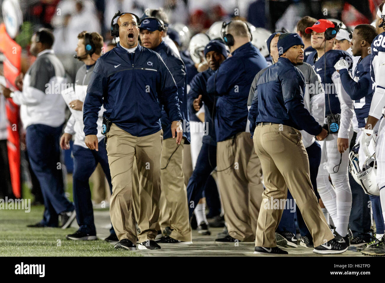University Park, Pennsylvania, USA. 21st Oct, 2016. October 22nd, 2016: Penn State Nittany Lions head coach James Franklin during NCAA football game action between the Ohio State Buckeyes and the Penn State Nittany Lions at Beaver Stadium, University Park, PA. Photo by Adam Lacy/Zuma Wire © Adam Lacy/ZUMA Wire/Alamy Live News Stock Photo