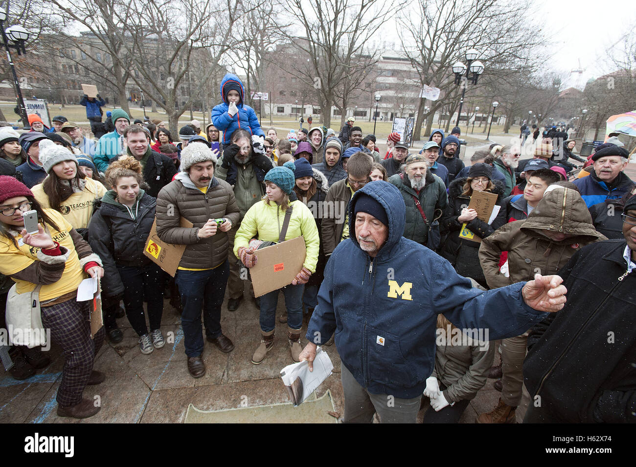 Ann Arbor, MI, USA. 27th Mar, 2015. Anti-war activist Tom Hayden of Los Angeles speaks on the University of Michigan Diag before a Teach-In   50, marking the 50th anniversary of the start of campus protests against the Vietnam War. © Mark Bialek/ZUMA Wire/Alamy Live News Stock Photo