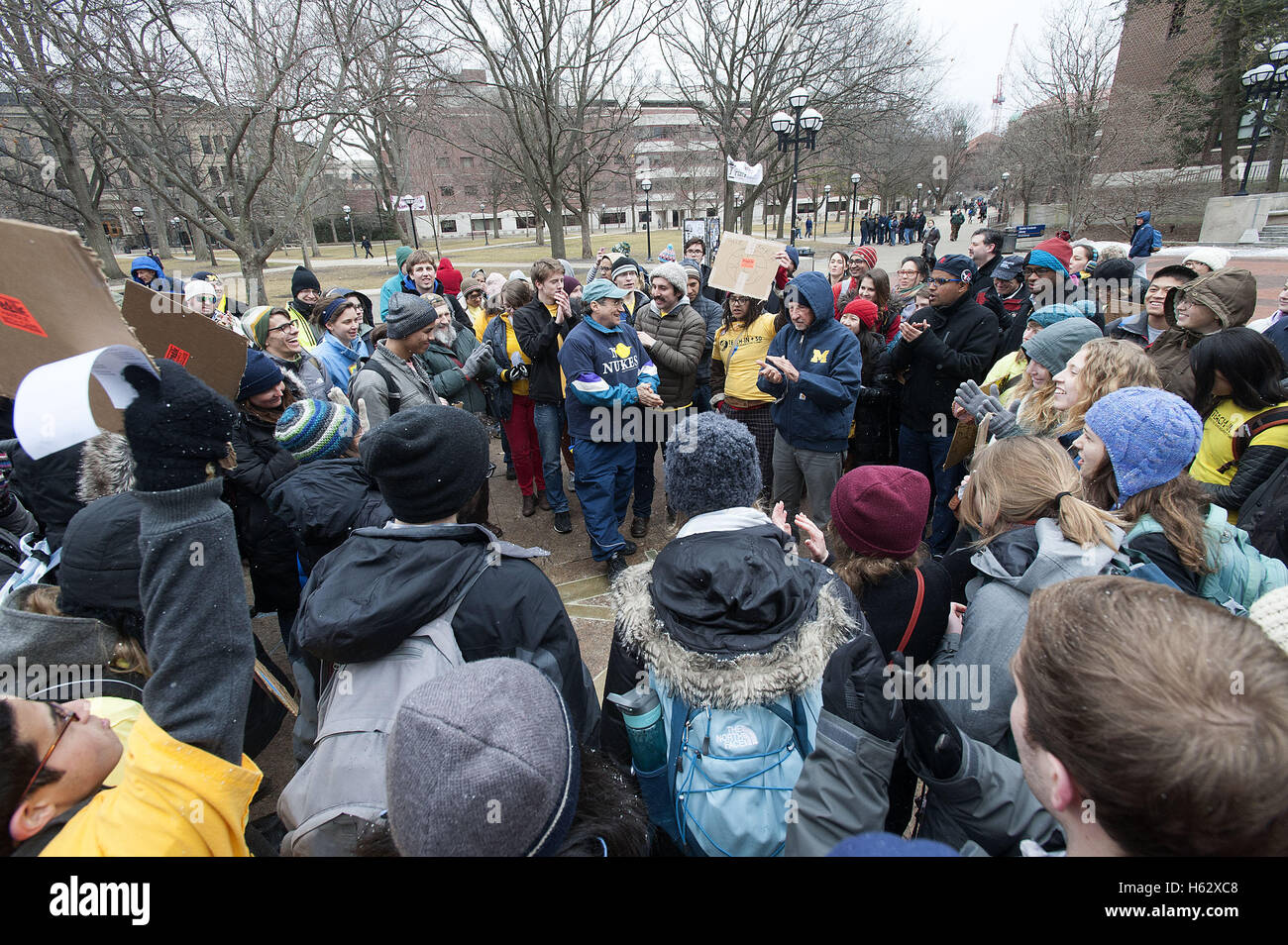 Ann Arbor, MI, USA. 27th Mar, 2015. Anti-war activist Tom Hayden of Los Angeles speaks on the University of Michigan Diag before a Teach-In   50, marking the 50th anniversary of the start of campus protests against the Vietnam War. © Mark Bialek/ZUMA Wire/Alamy Live News Stock Photo