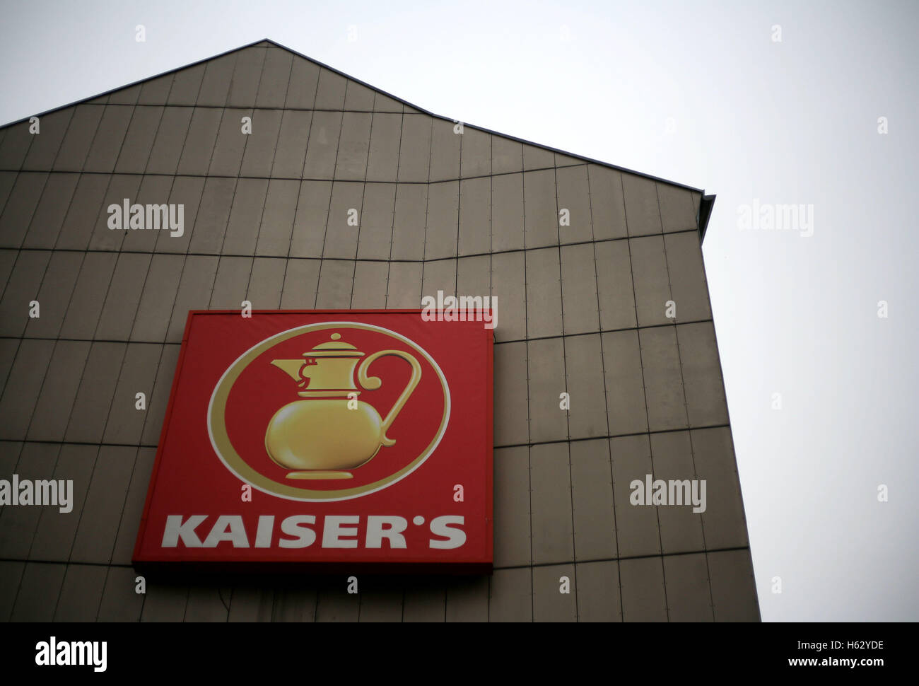 Aachen Germany 24th Oct 2016 A Logo Of The Supermarket Chain Kaiser S Tengelmann Can Be Seen In Front Of A Supermarket In Aachen Germany 24 October 2016 The Fight About The Future