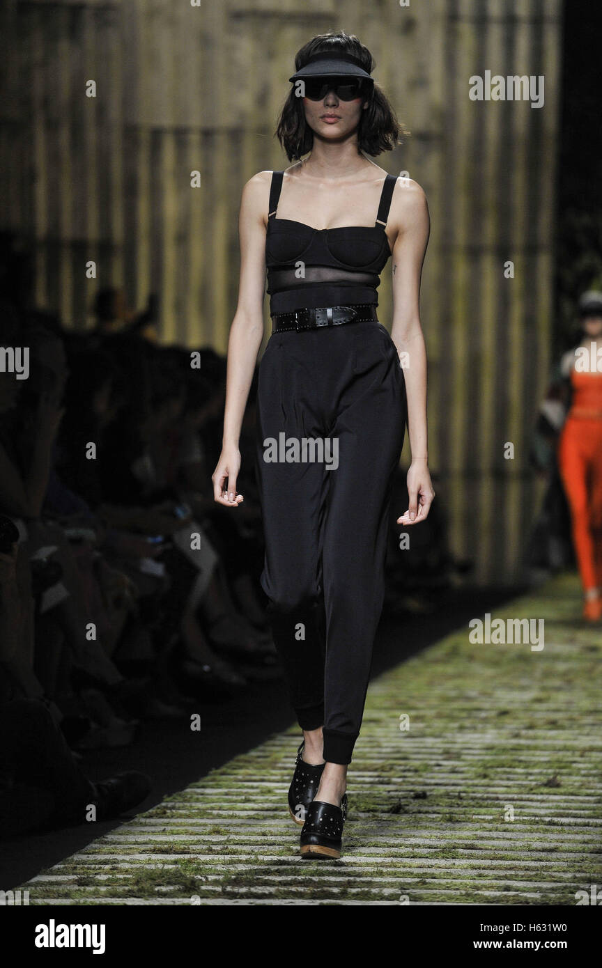 Max mara model hi-res stock photography and images - Page 2 - Alamy