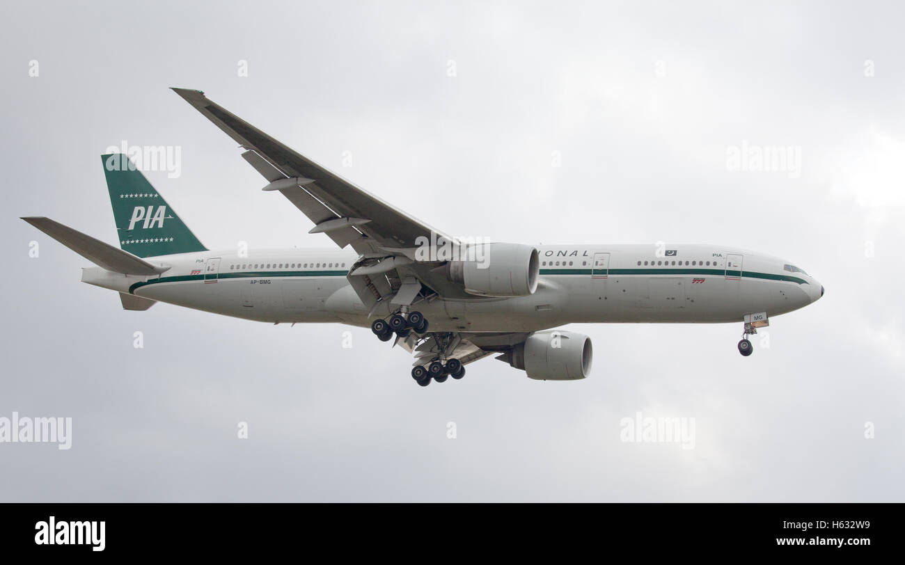 Ap Bmg Pakistan International Airlines Boeing 777 AP-BMG coming into land at ...