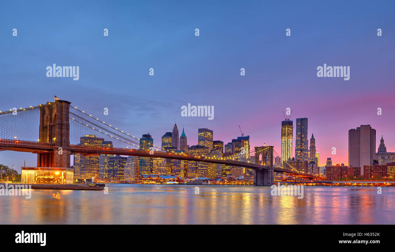 Brooklyn bridge and Manhattan at dusk Stock Photo - Alamy