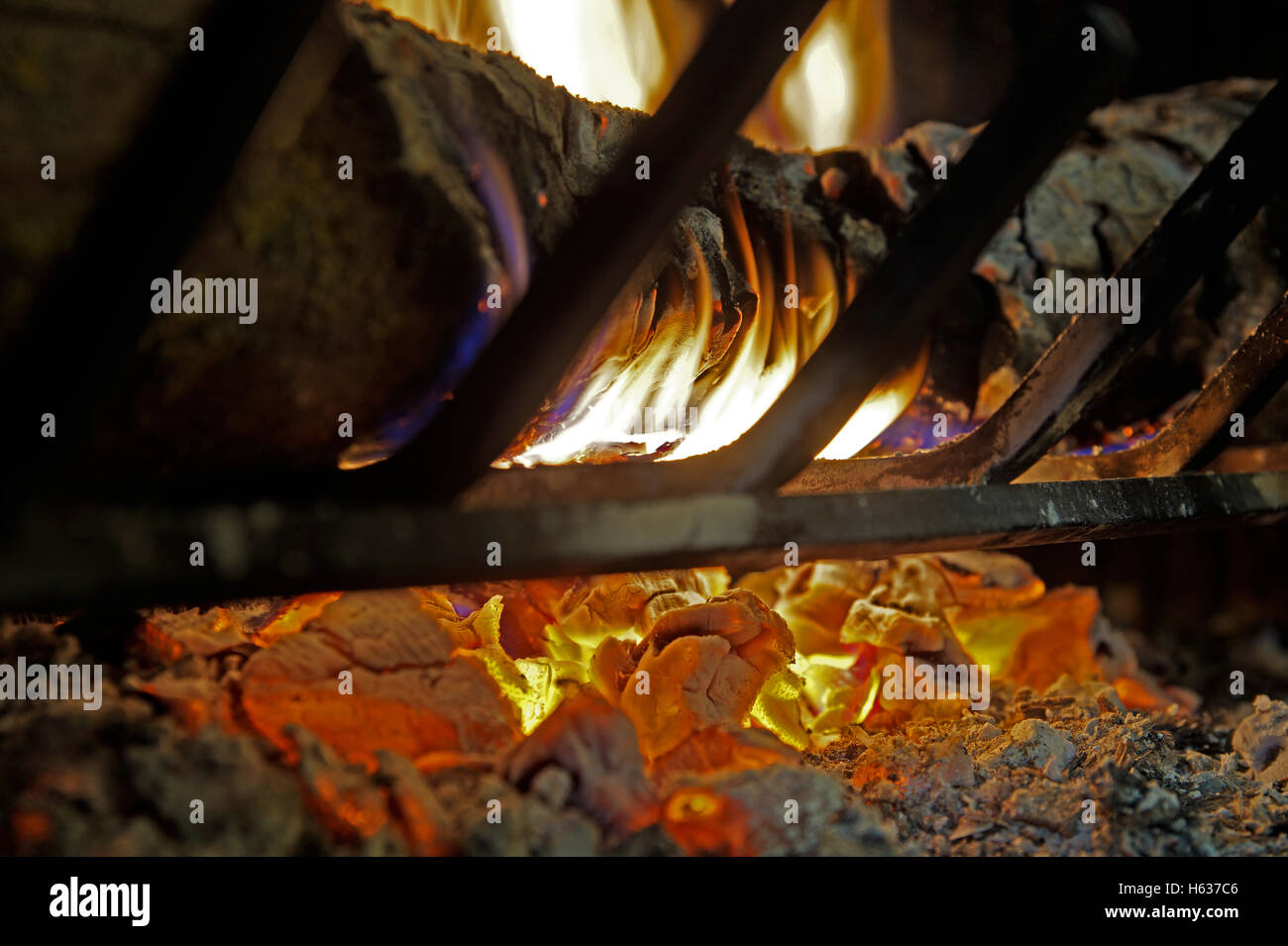 Wood burning fireplace hi-res stock photography and images - Alamy