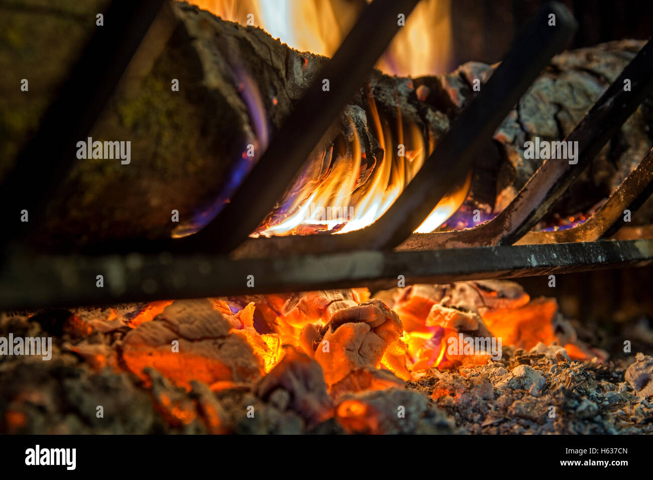 Fire burning in fireplace home hi-res stock photography and images - Alamy