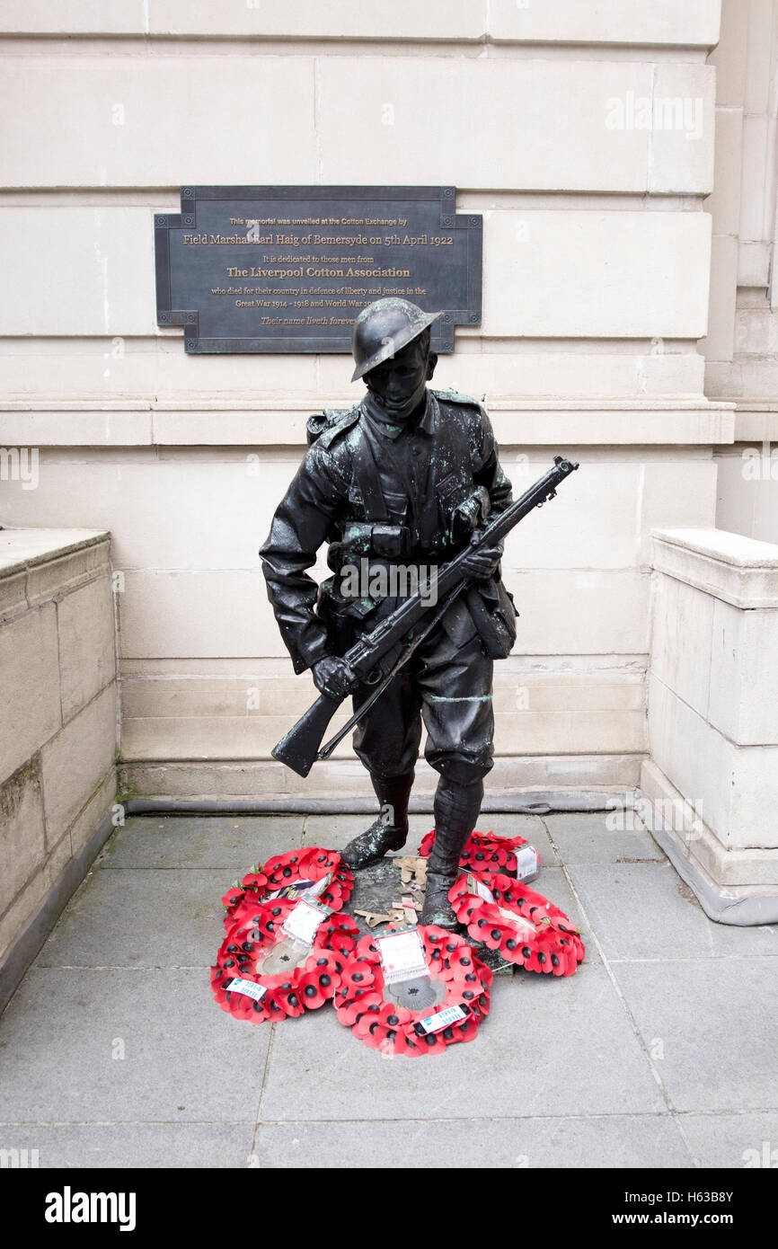 World War 2 Soldier Statue Memorial Stock Photo Alamy