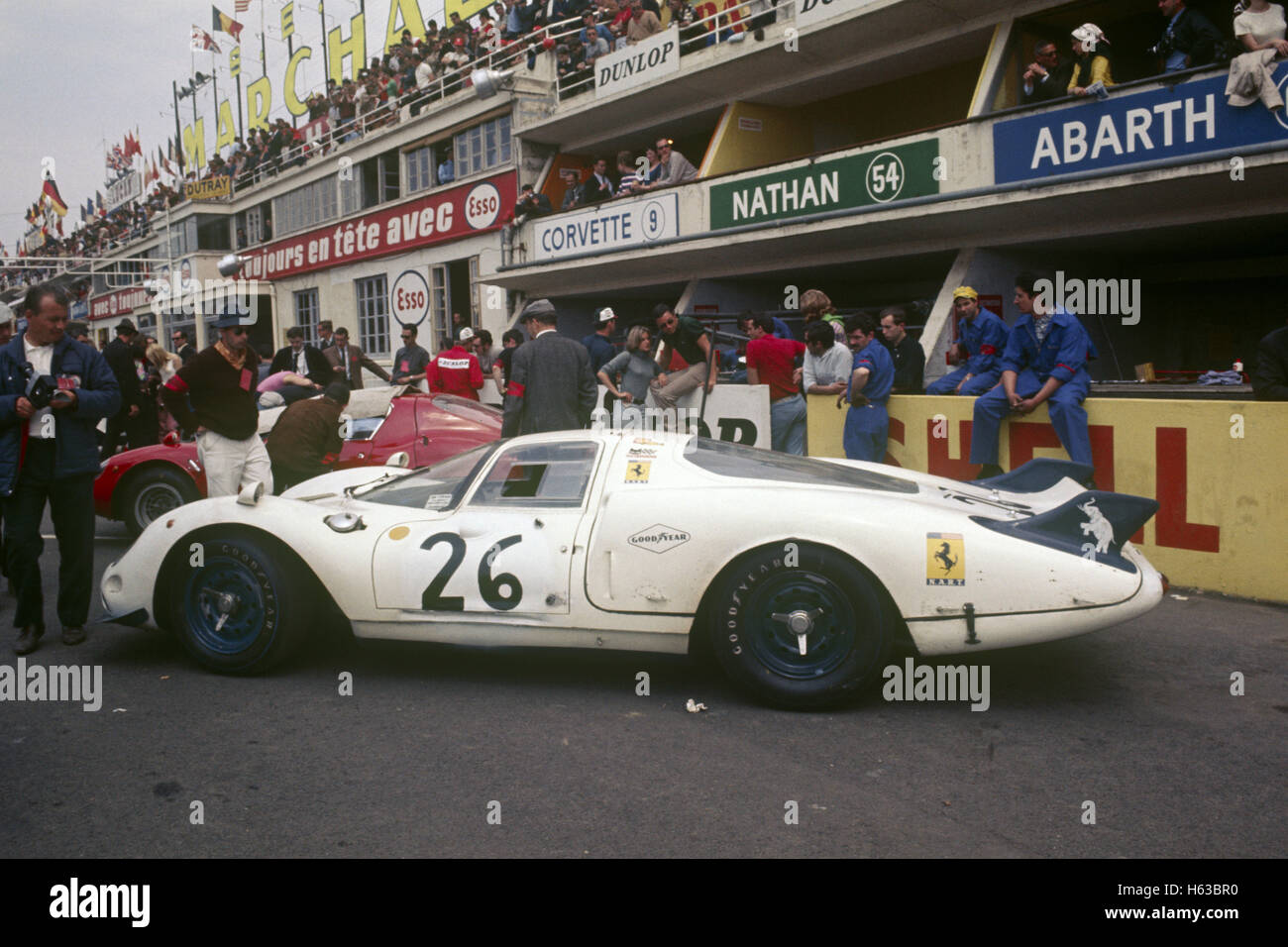 26 Chuck Parsons Ricardo Rodriguez in a Ferrari 365 P2 retired from 24 Hours Le Mans 11 June 1967 Stock Photo