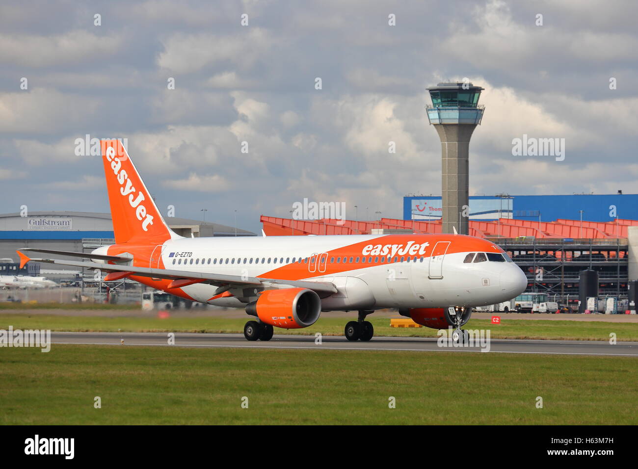 Low-cost airline Easyjet Airbus A320 G-EZTD departing from London Luton ...