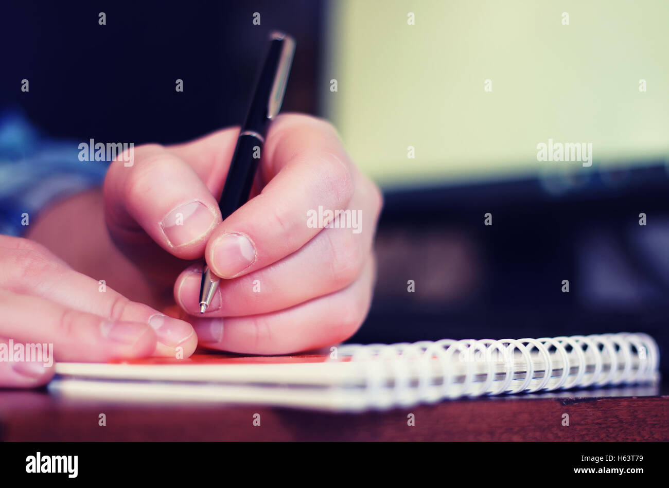 человек пишущий с точками. человек пишет лекции картинки. фото рука с ручкой и бумагой. копирайтер. женщина что то пишет картинка.