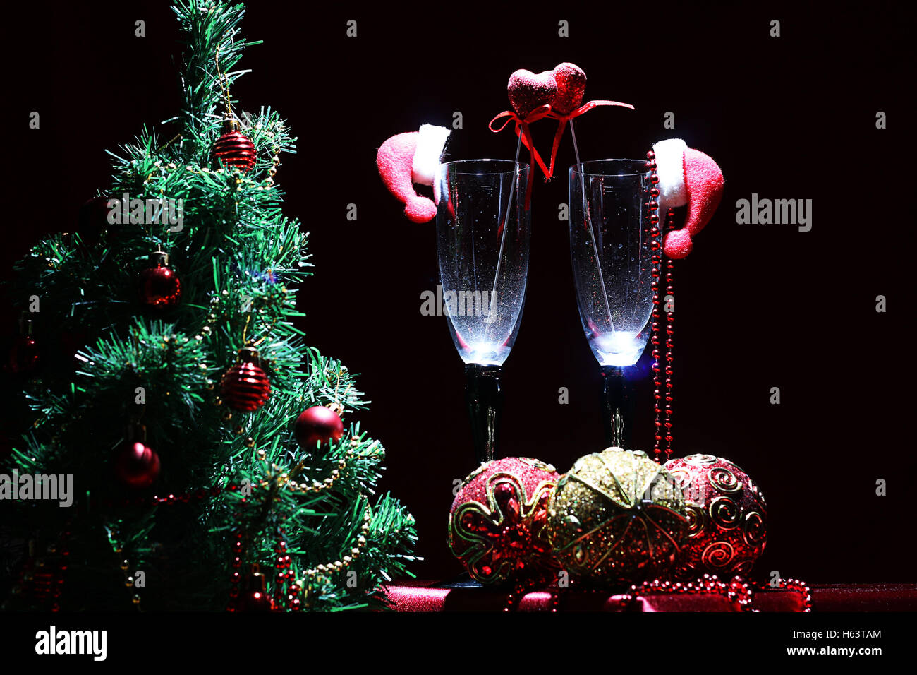 Two glasses champagne tables hi-res stock photography and images - Alamy