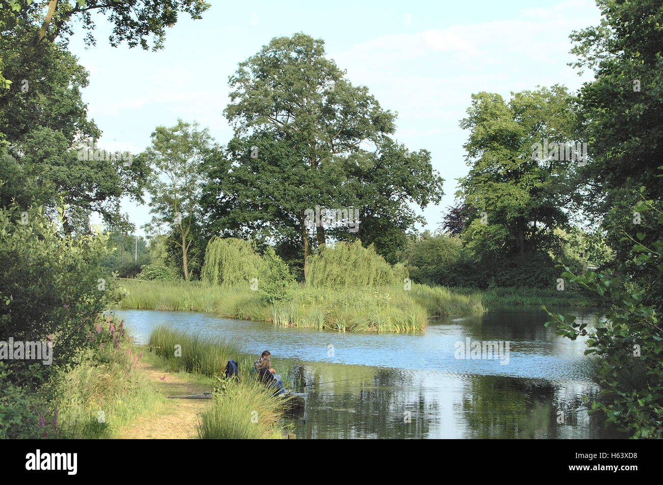 Couple carp fishing in Stoneham lakes, Eastleigh, Hampshire Stock Photo