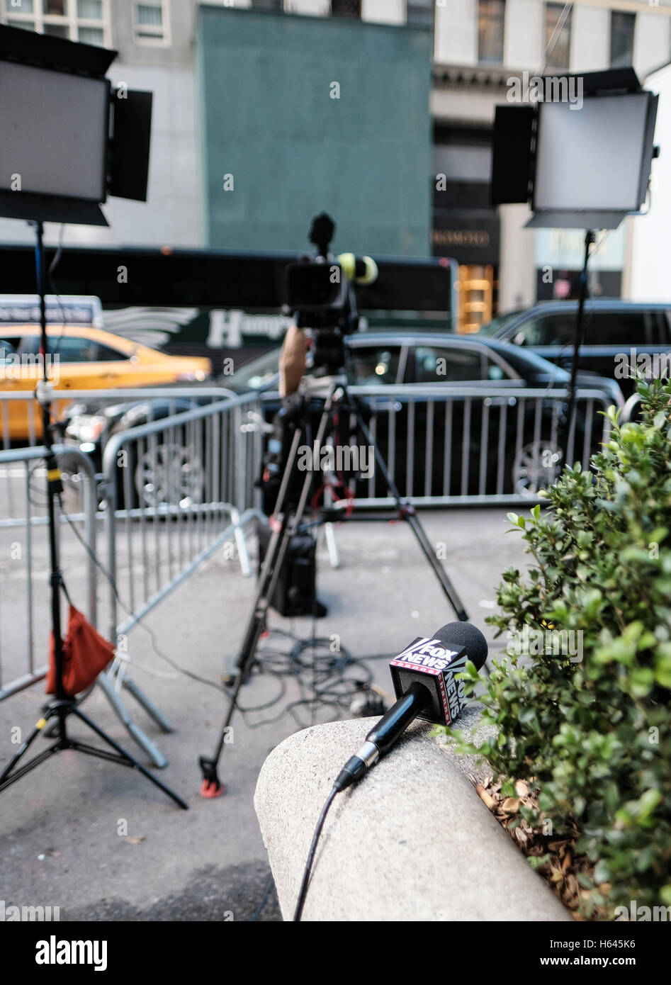 Fox news broadcasting mic outside hires stock photography and images