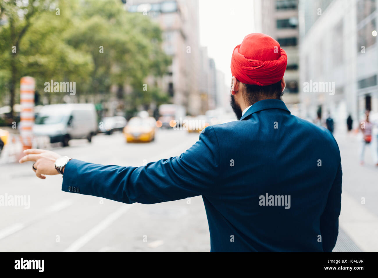 Indian businessman hailing a taxi in Manhattan Stock Photo