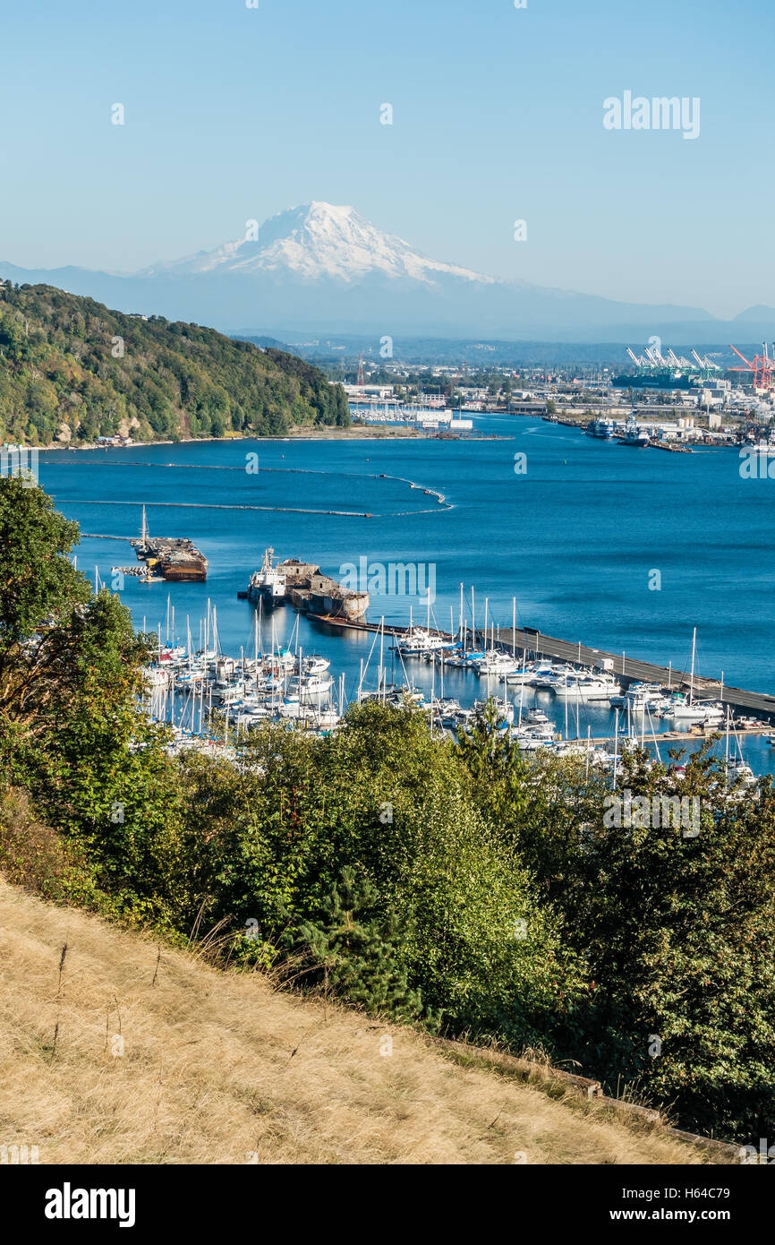 Mount Rainier towers over the Port of Tacoma Stock Photo - Alamy