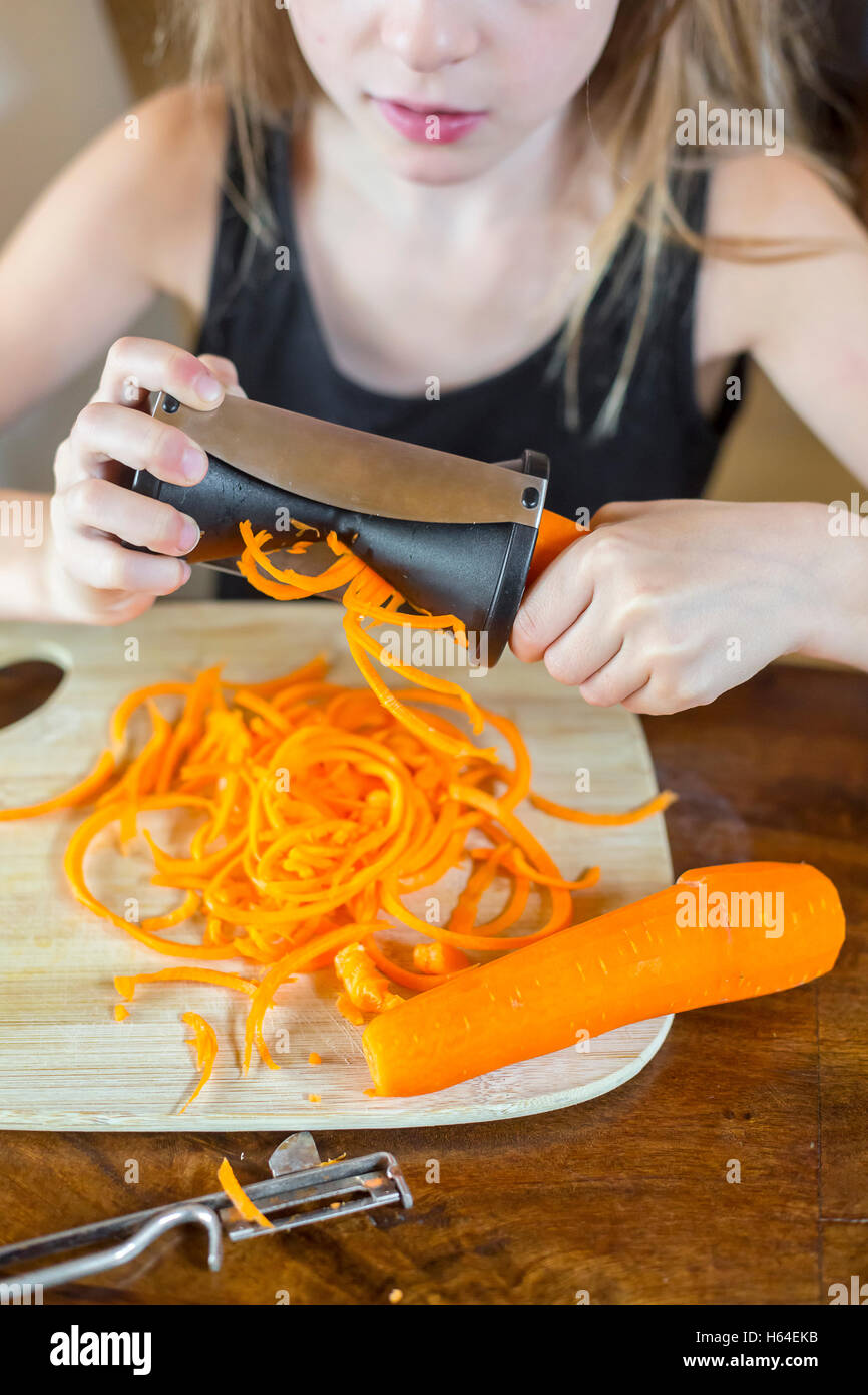 https://c8.alamy.com/comp/H64EKB/girl-using-spiral-vegetable-slicer-partial-view-H64EKB.jpg