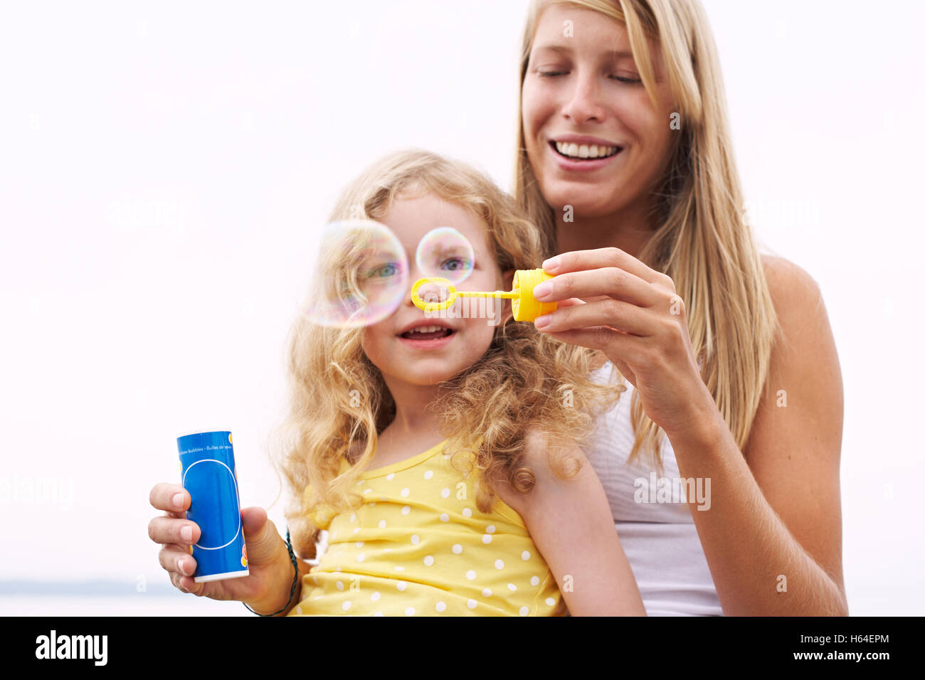 Фотосессия в одуванчиках мама и дочь. Blowing daughter. Мама дует на ребёнка. Дуть мама. Мать с дочкой дуют.