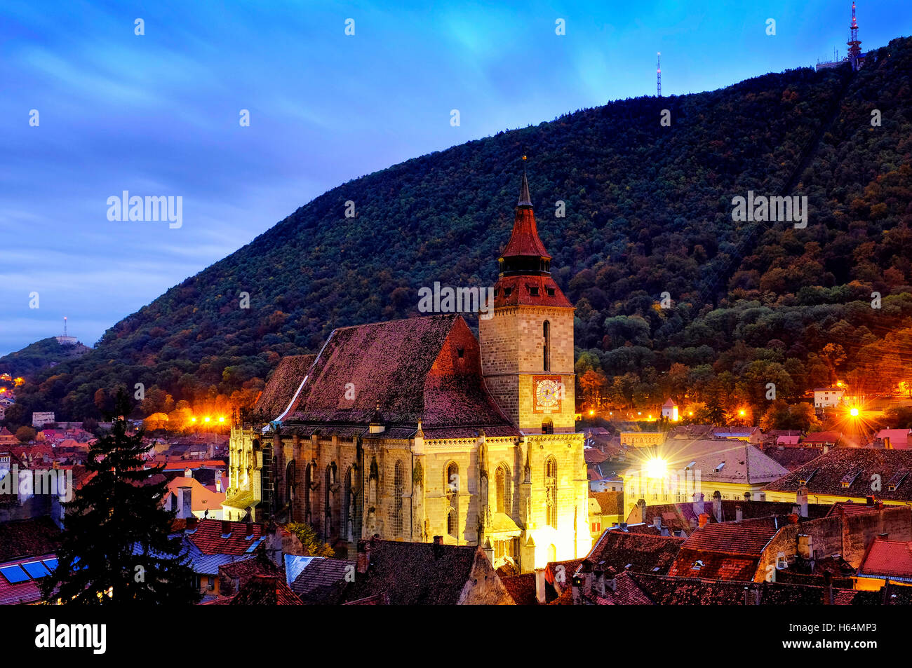 View of the Biserica Neagra (the black church) with Mount Tampa in the background, Brasov, Romania Stock Photo