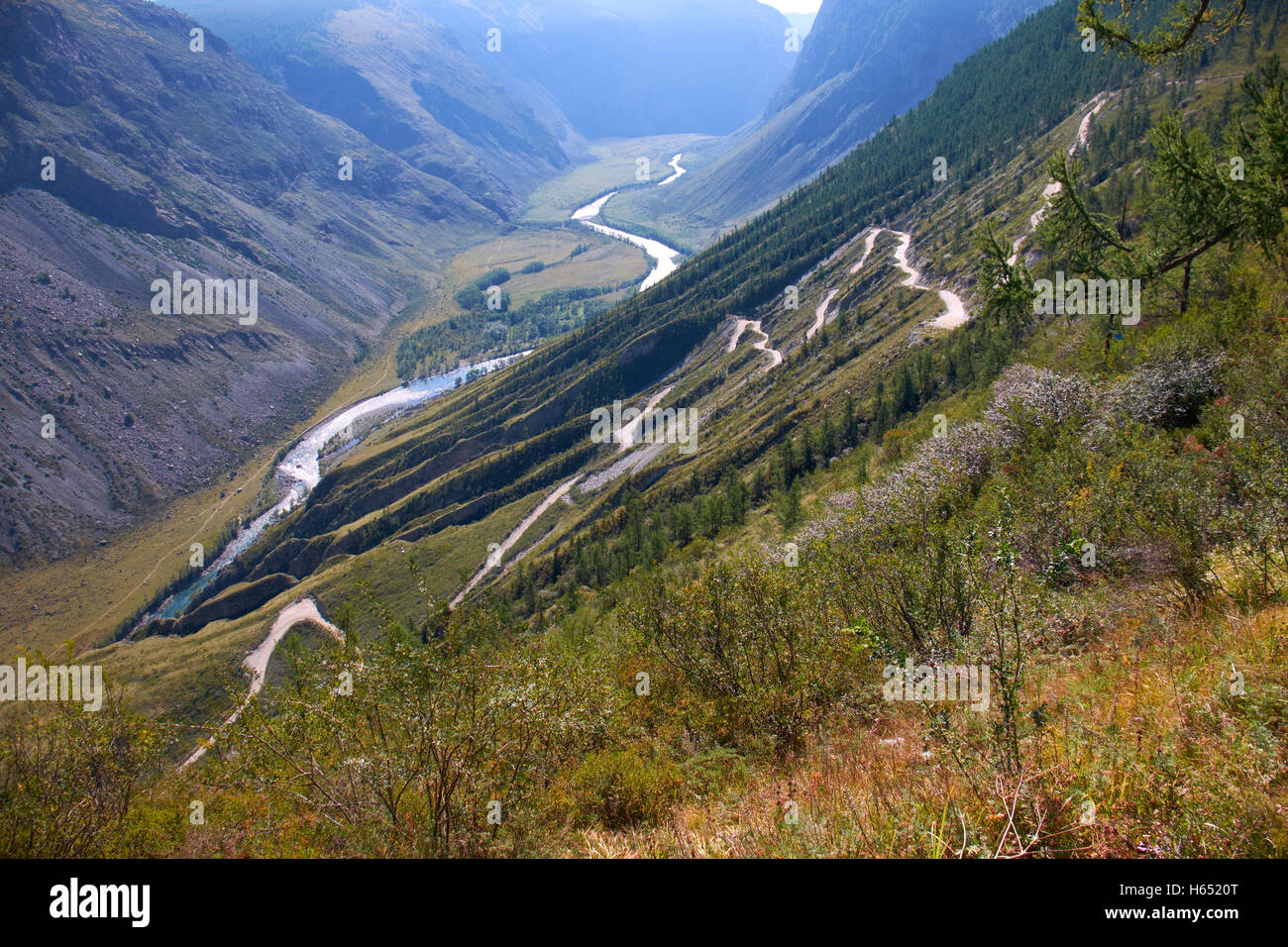 Mountain serpentine pass Katu-Yaryk from Ulagan Highlands to the waly of river Chulyshman in Altai mountains. Siberia, Russia Stock Photo