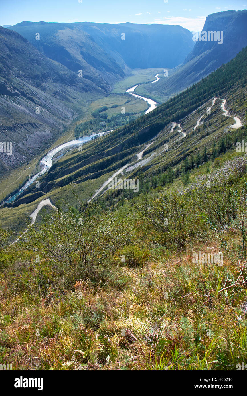 Mountain serpentine pass Katu-Yaryk from Ulagan Highlands to the waly of river Chulyshman in Altai mountains. Siberia, Russia Stock Photo