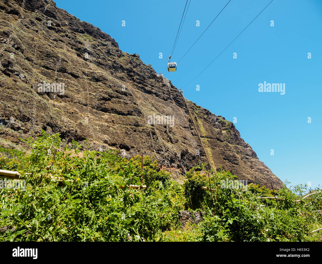 Island of Madeira: The Faja dos Padres ropeway runs between the plantation at sea level and the top of the rock above Stock Photo