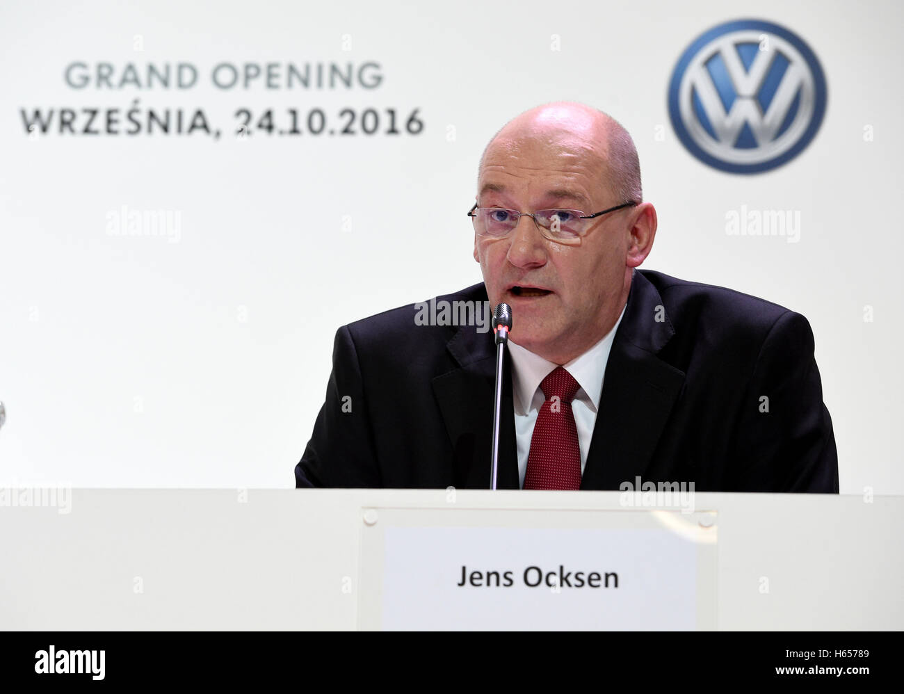 Wrzesnia, Poland. 24th Oct, 2016. Jens Ocksen, Chairman of Volkswagen Poznan and Member of the Executive Board of Volkswagen Commercial Vehicles, speaking during a press conference at the new Volkswagen Nutzfahrzeuge (Commercial Vehicles, VWN) factory in Wrzesnia, Poland, 24 October 2016. The factory was built in only two years. Volkswagen Commercial Vehicles invested roughly 800 million Euro in the 220 hectar area. Up to 3,000 employees are said to assemble the new Crafter at the factory. PHOTO: RAINER JENSEN/dpa/Alamy Live News Stock Photo
