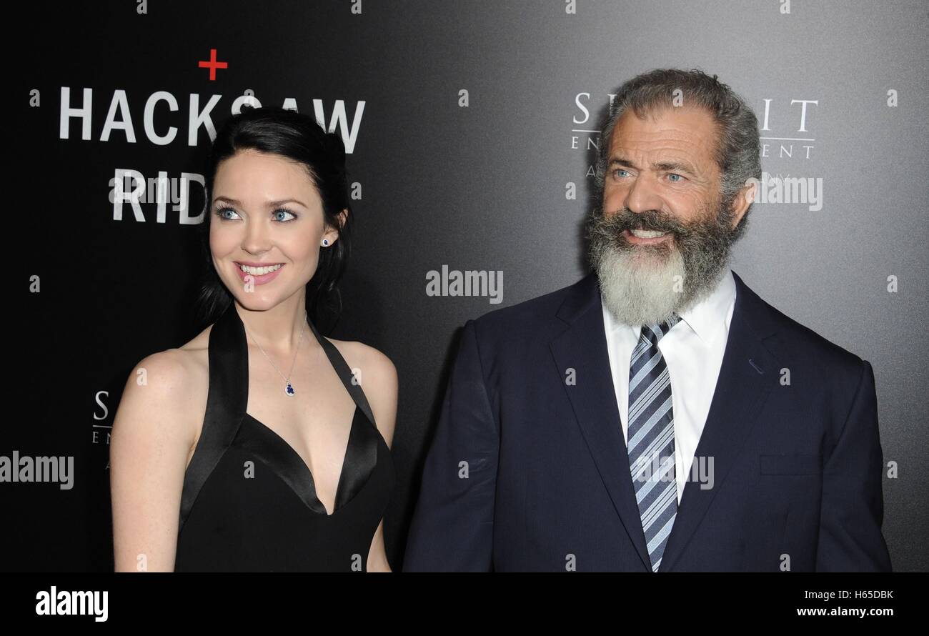 Beverly Hills, CA. 24th Oct, 2016. Mel Gibson, Robyn Moore Gibson at arrivals for HACKSAW RIDGE Premiere, The Academy's Samuel Goldwyn Theater, Beverly Hills, CA October 24, 2016. Credit:  Dee Cercone/Everett Collection/Alamy Live News Stock Photo