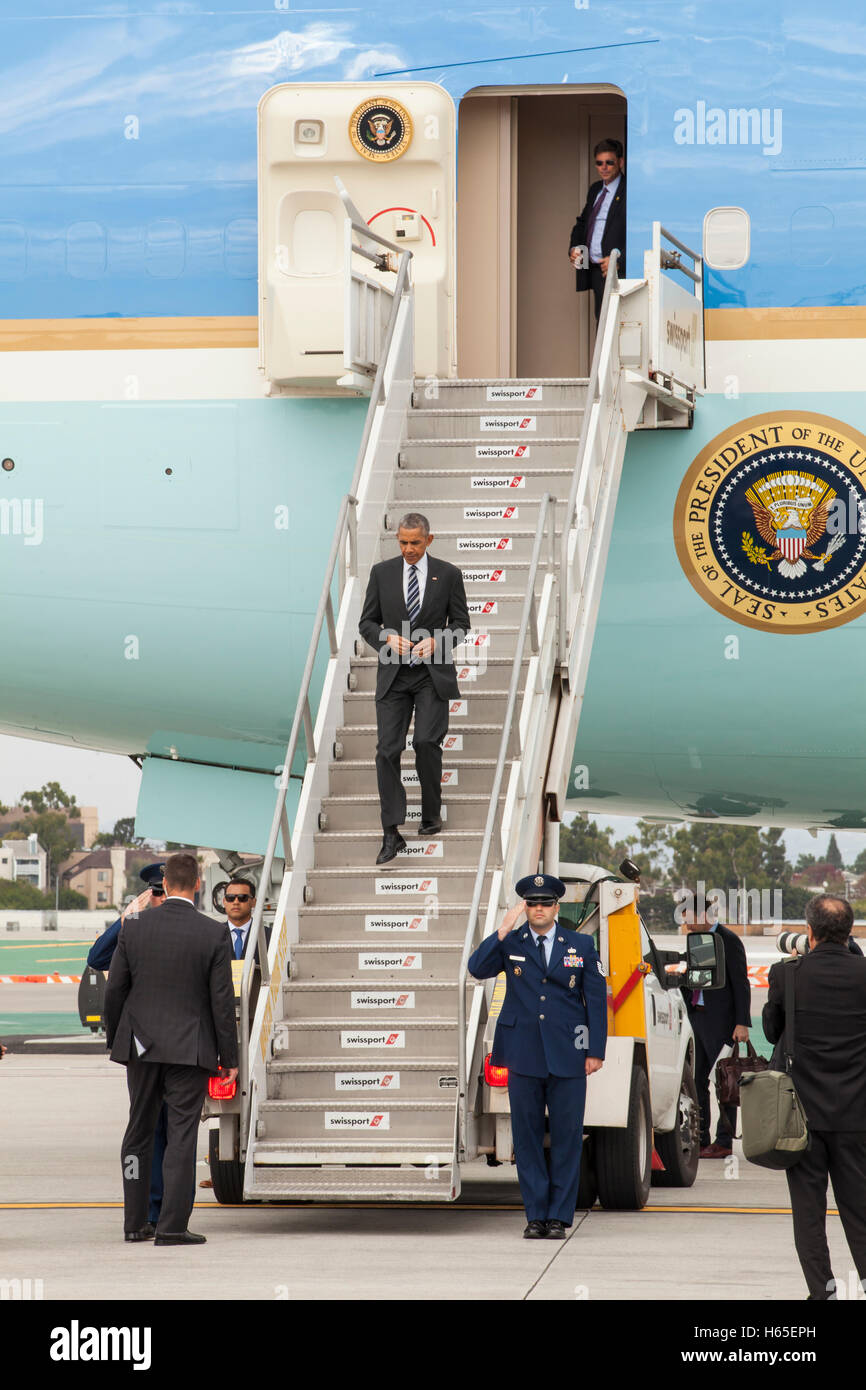 Los Angeles, USA. 24th Oct, 2016. President Barack Obama arrives at LAX International Airport on October 24, 2016 in Los Angeles, California. Credit:  The Photo Access/Alamy Live News Stock Photo