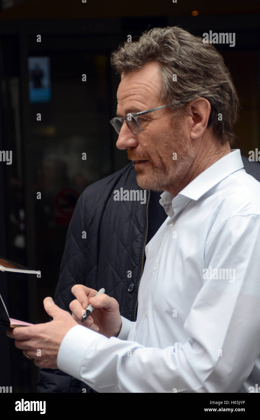 London, UK, 25 October 2016, Actor Bryan Cranston, Star of Breaking Bad, Malcolm in the Middle and Seinfeld, leaves BBC Radio 2 studios at Broadcasting House. Credit:  JOHNNY ARMSTEAD/Alamy Live News Stock Photo