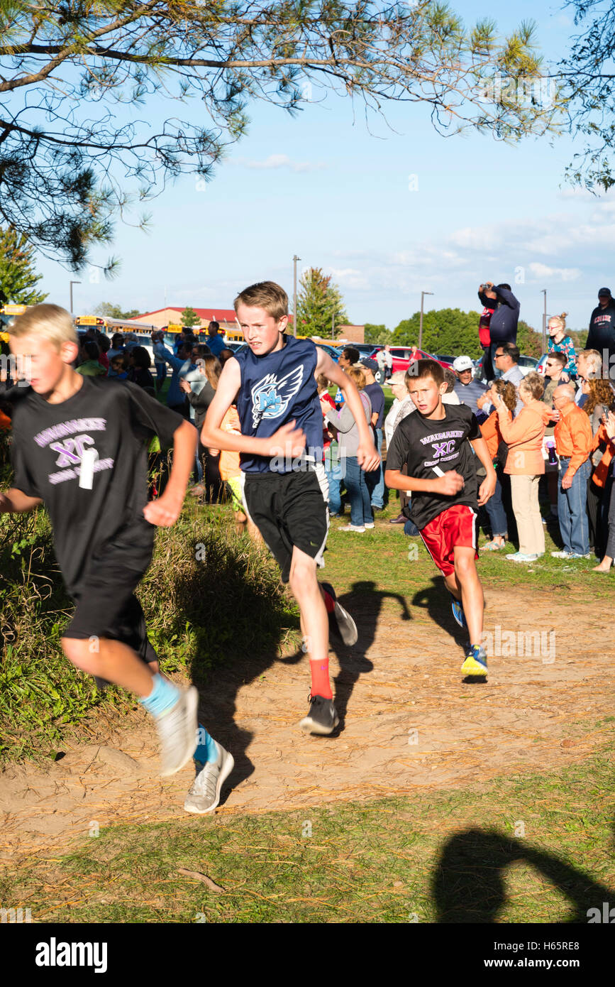 Teenage boys cross country running race hi-res stock photography and images  - Alamy