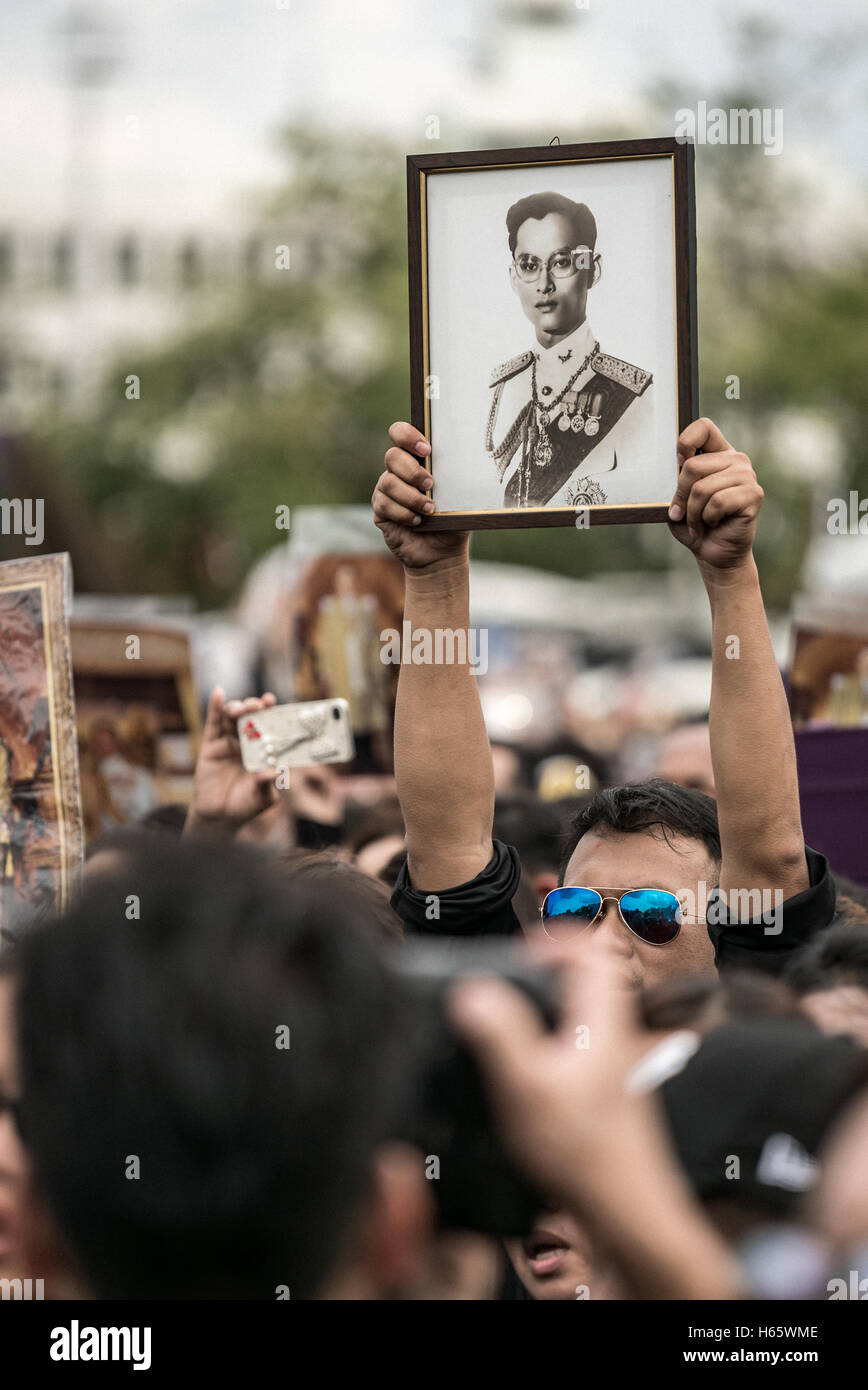 BANGKOK, Thailand - OCT 22: Unidentified people lift His Majesty King Bhumibol Adulyadej photo on October 22,2016 Bangkok, Thail Stock Photo