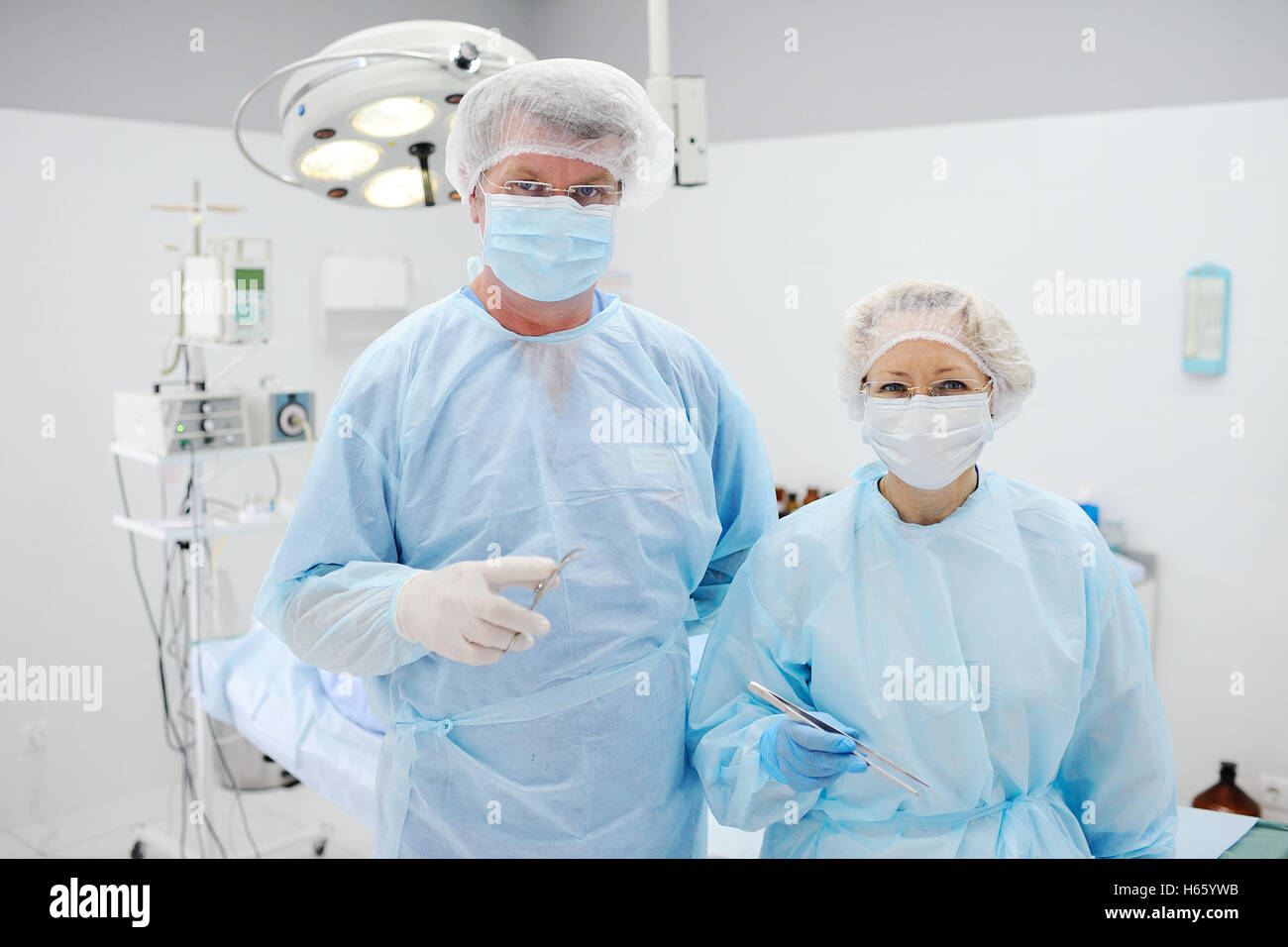 Surgeons in complex surgery two hi-res stock photography and images - Alamy