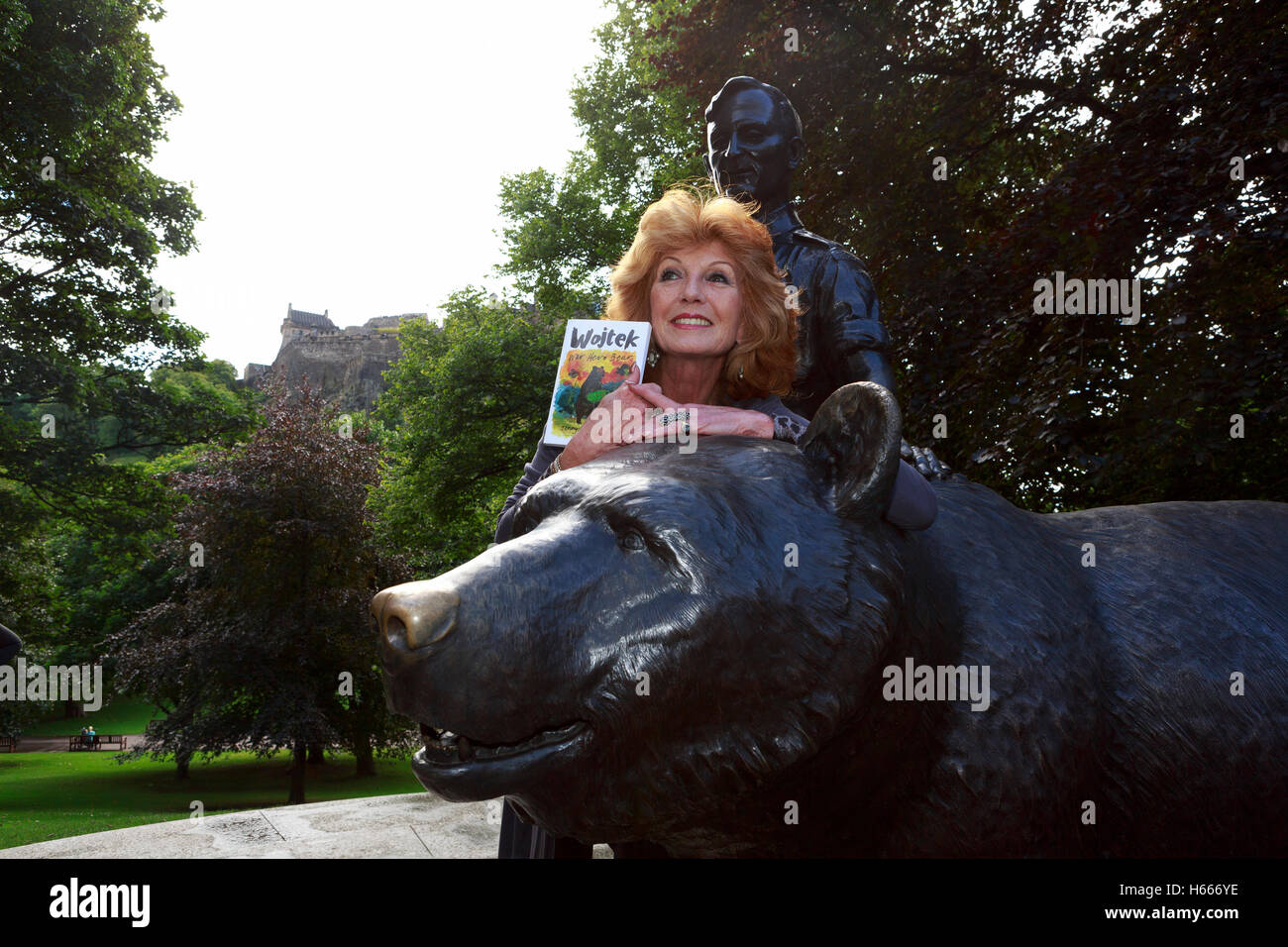 Rula Lenska and Wojtek the Bear are Reunited with their Polish history at the Edinburgh Fringe. Rule Lenska posses in Edinburgh Stock Photo