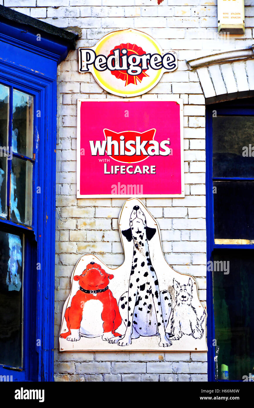Vintage Whiskas Pedigree cat and dog food advert Stock Photo
