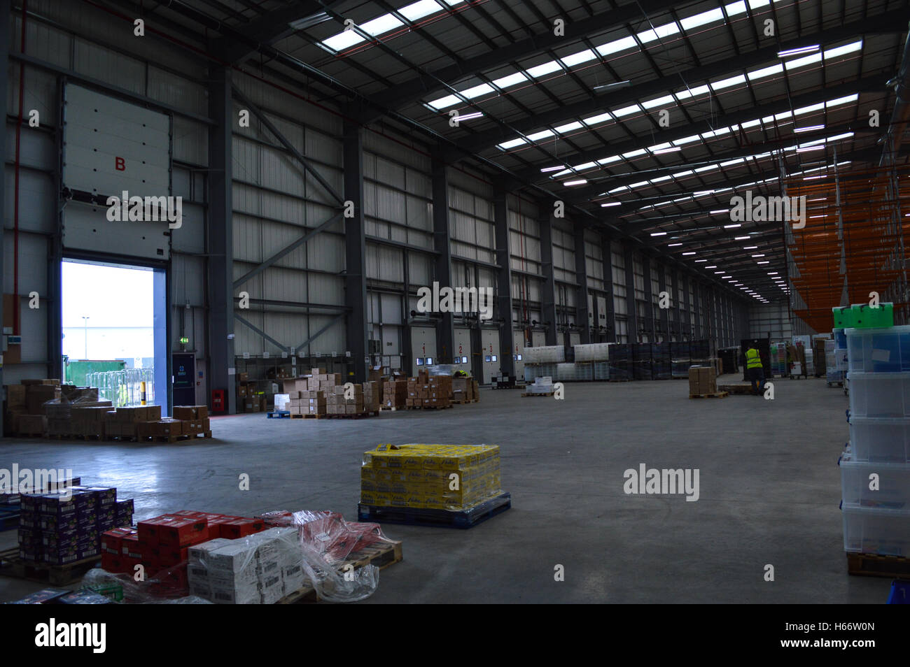 Industrial warehouse, RDC, commissioning, roof, floor, stock, Burton on Trent, UK Stock Photo